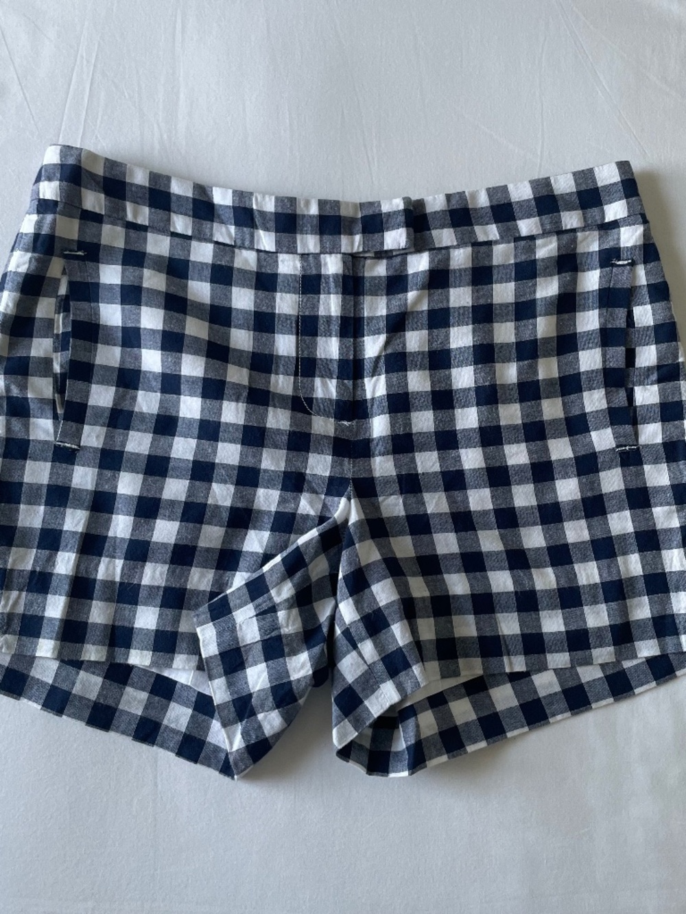 Banana Republic short. Color: blue and white Size:2